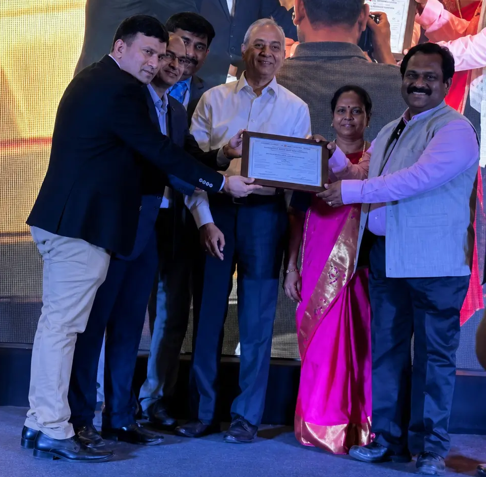 Daulat SolarCare receiving the award at India National Solar Awards 2022